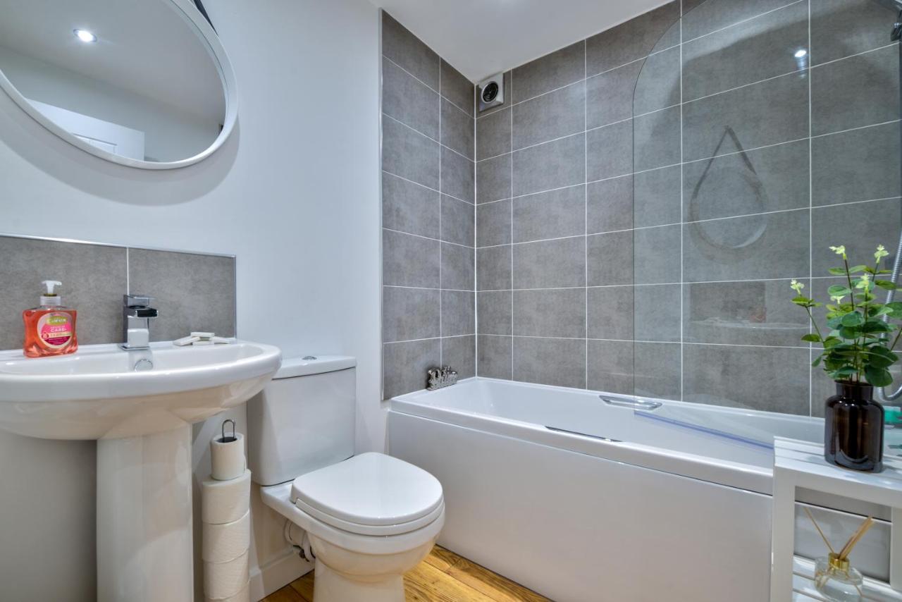 Stamford Central Stay - Stylish 2-Bed Apartment With Wifi Bagian luar foto